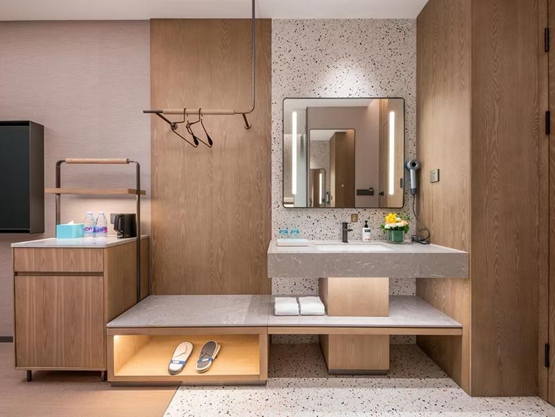 Holiday Inn Express North Station image