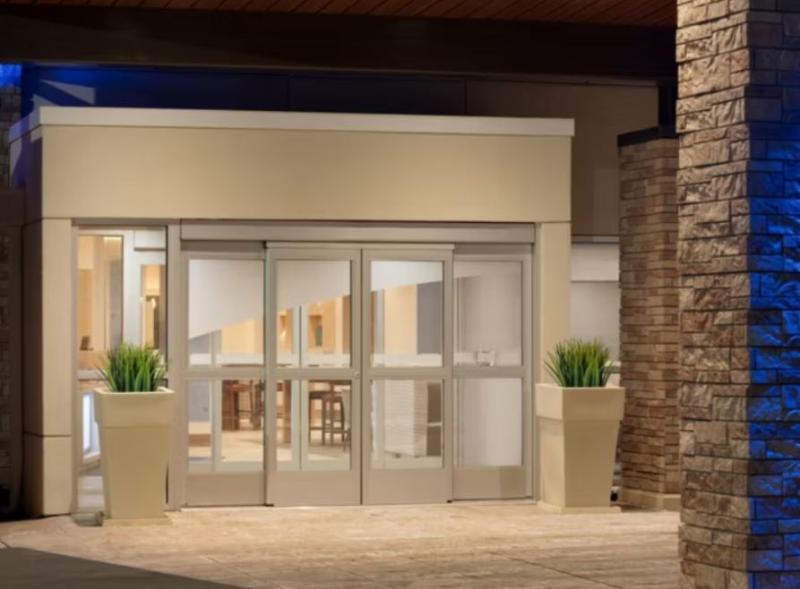 Holiday Inn Express & Suites Muncie Northwest image