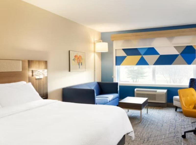 Holiday Inn Express & Suites Muncie Northwest image