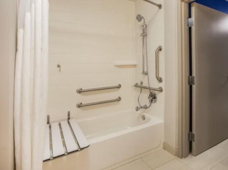 Holiday Inn Express & Suites Muncie Northwest image
