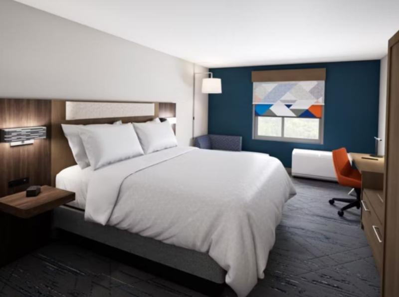 Holiday Inn Express & Suites Muncie Northwest image