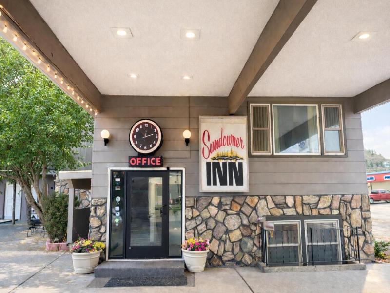 Sundowner Inn by Capital O Forsyth I 94