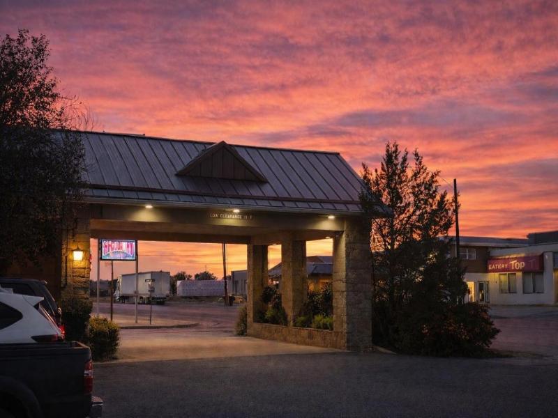 Sundowner Inn by Capital O Forsyth I 94