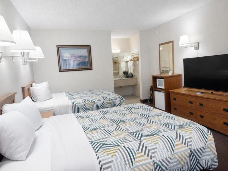 Sundowner Inn by Capital O Forsyth I 94