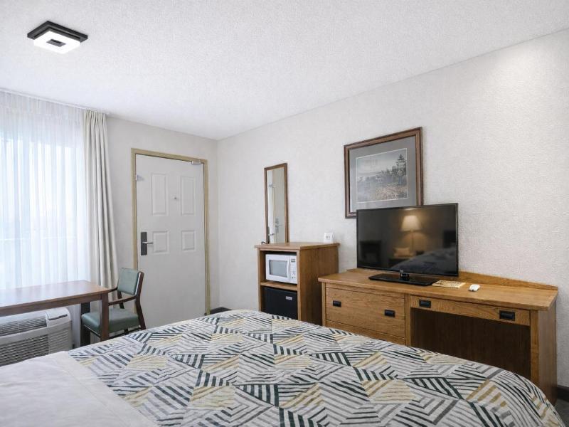 Sundowner Inn by Capital O Forsyth I 94