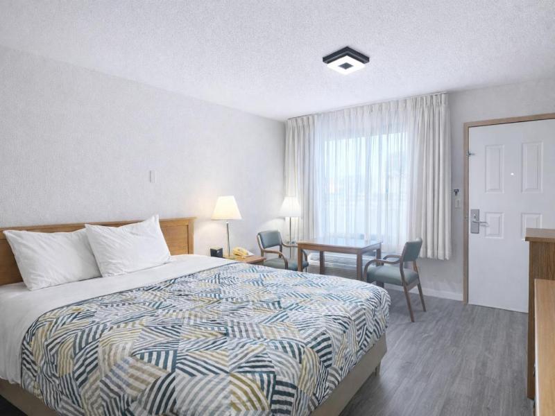 Sundowner Inn by Capital O Forsyth I 94