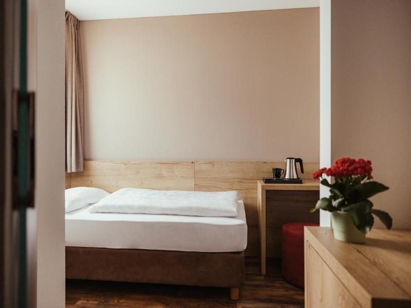 Hotel Leonard image