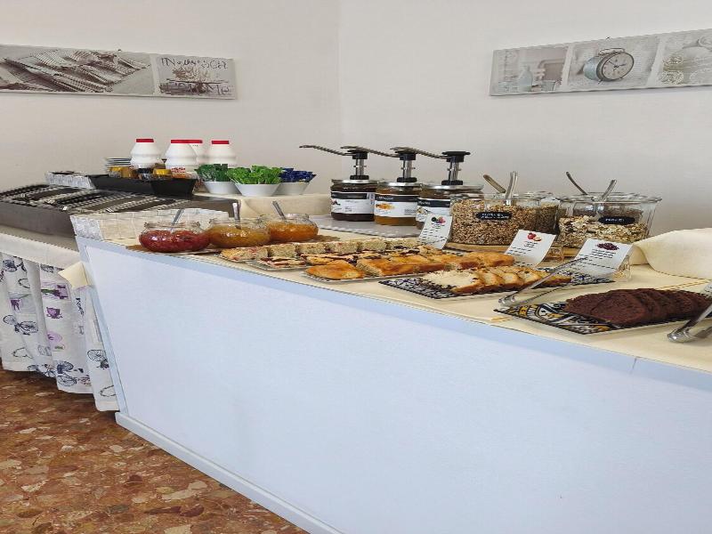 Le Petit Hotel image