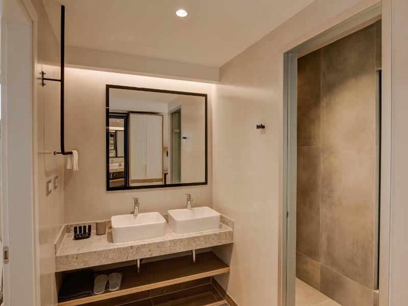 Alboro Seaside Suites image