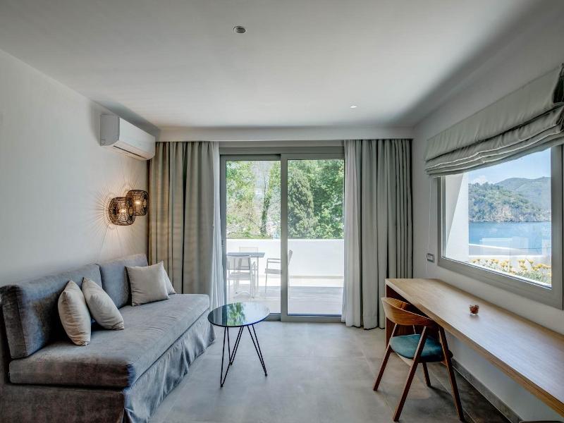 Alboro Seaside Suites image