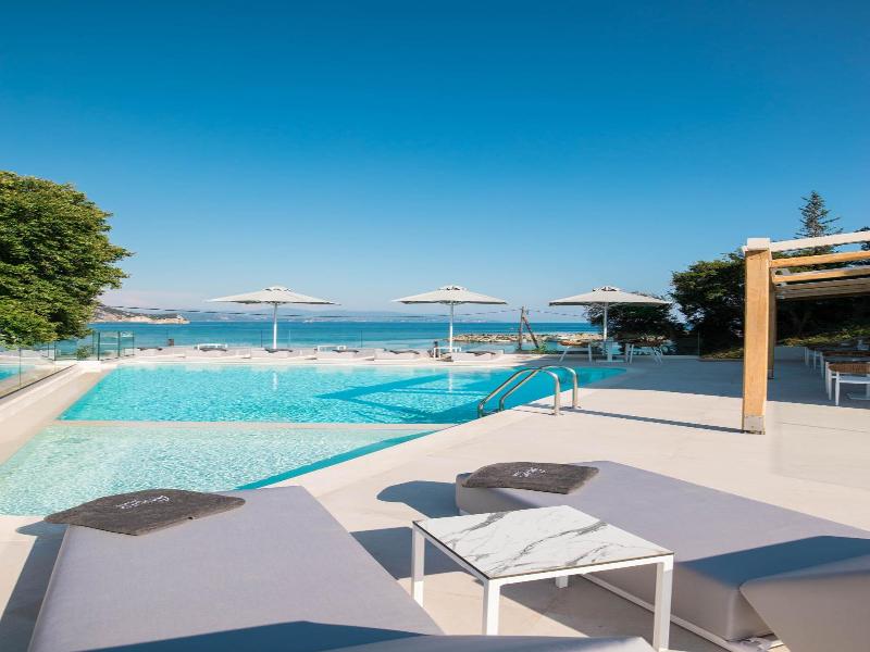 Alboro Seaside Suites image