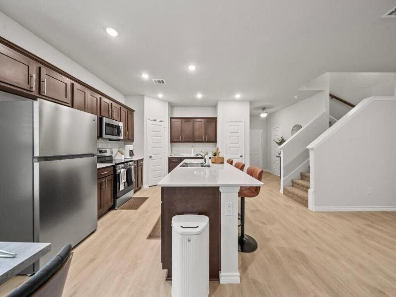 Luxurious 4 Bed Duplex Getaway! image