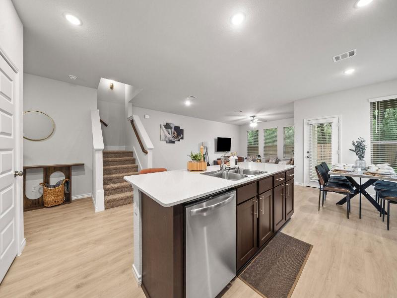 Luxurious 4 Bed Duplex Getaway! image