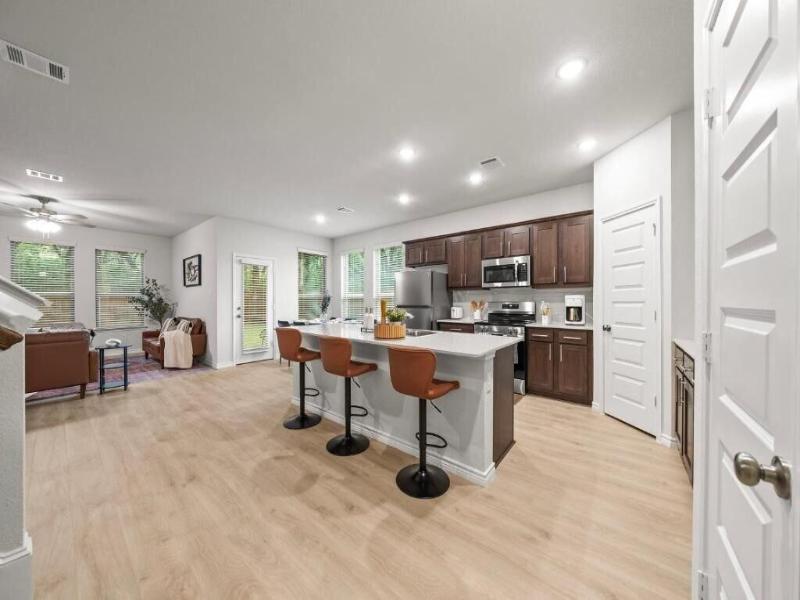 Luxurious 4 Bed Duplex Getaway! image