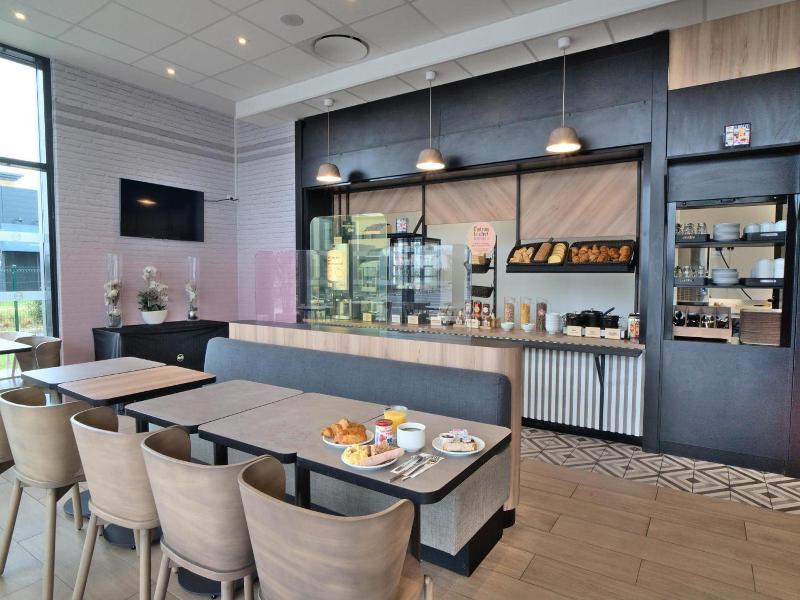 B Amp B Hotel Dreux Nord image