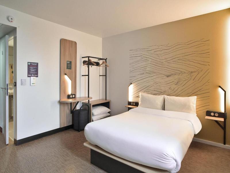 B Amp B Hotel Dreux Nord image