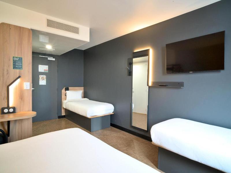 B Amp B Hotel Dreux Nord image