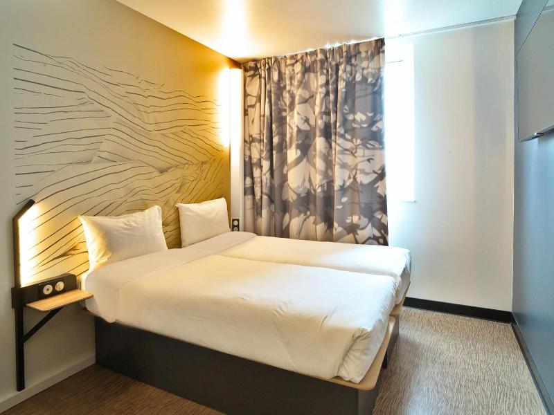 B Amp B Hotel Dreux Nord image
