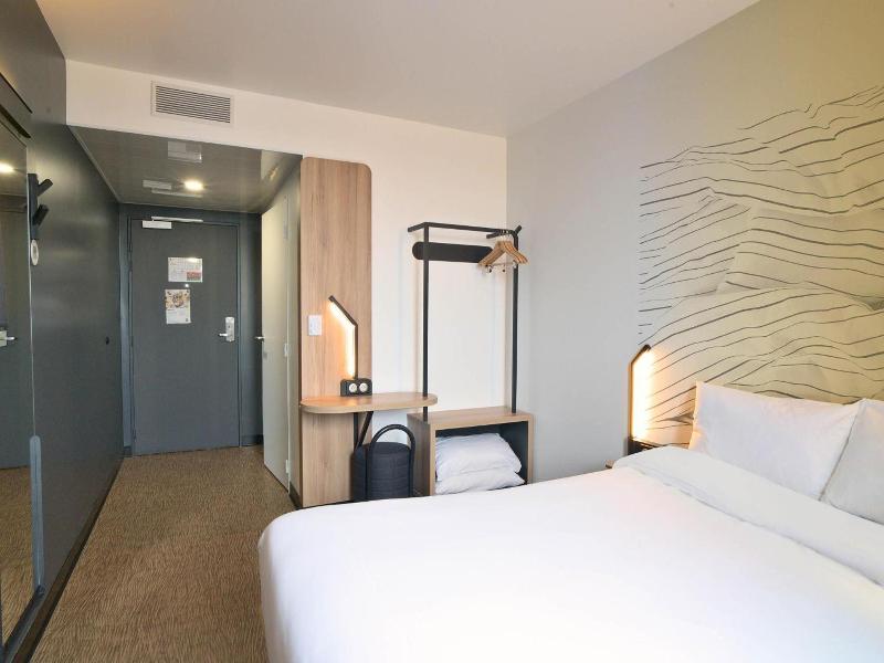 B Amp B Hotel Dreux Nord image