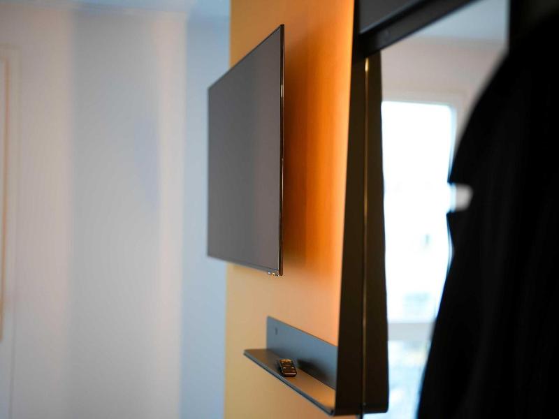 B Amp B Hotel Dreux Nord image