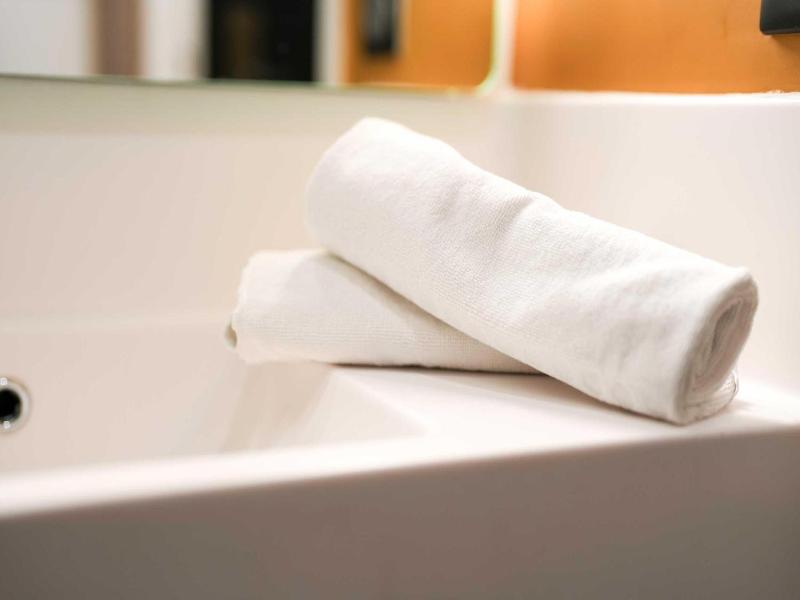 B Amp B Hotel Dreux Nord image