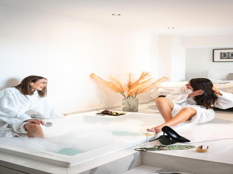 Melo Athens image