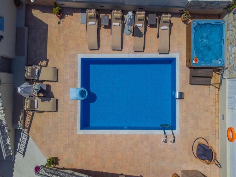 Fiorentinos Villa image