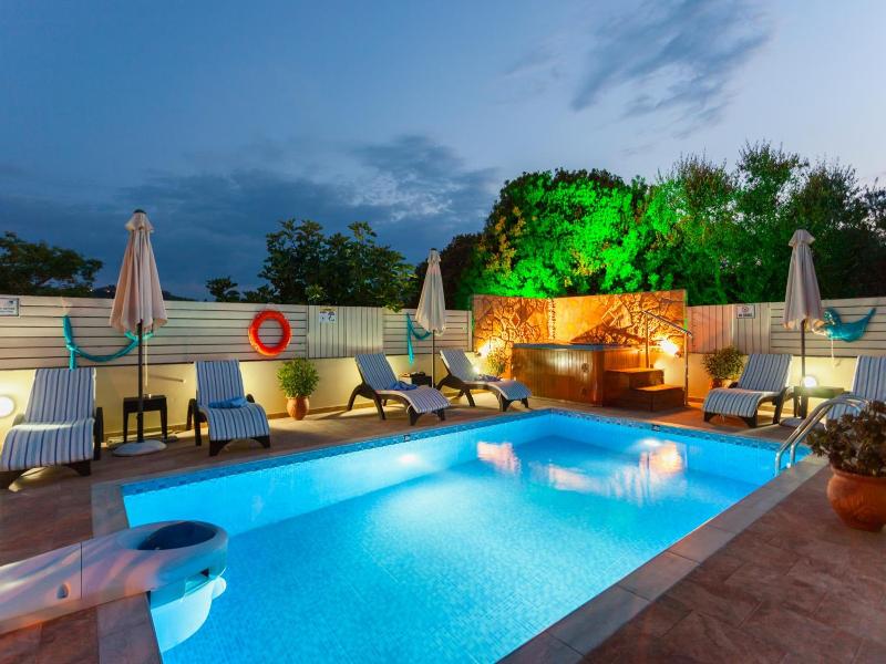 Fiorentinos Villa image