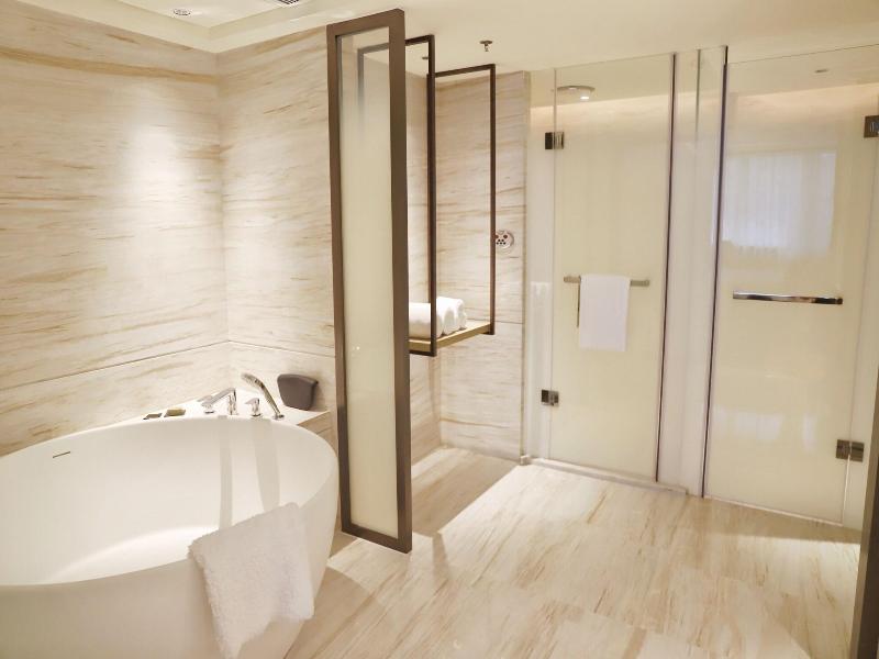 Renaissance Shenzhen Luohu Hotel image