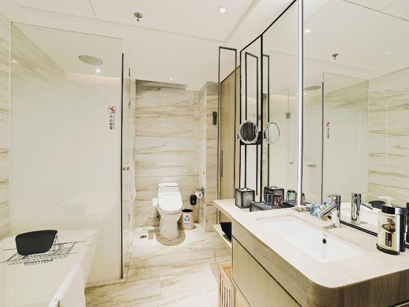 Renaissance Shenzhen Luohu Hotel image