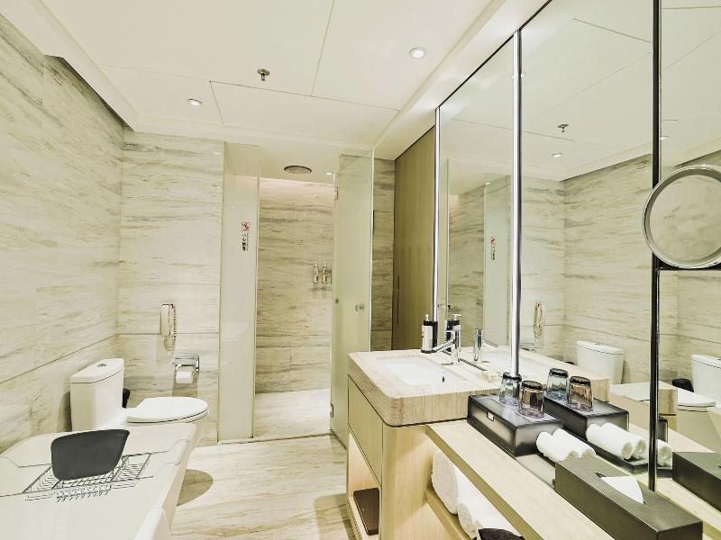 Renaissance Shenzhen Luohu Hotel image