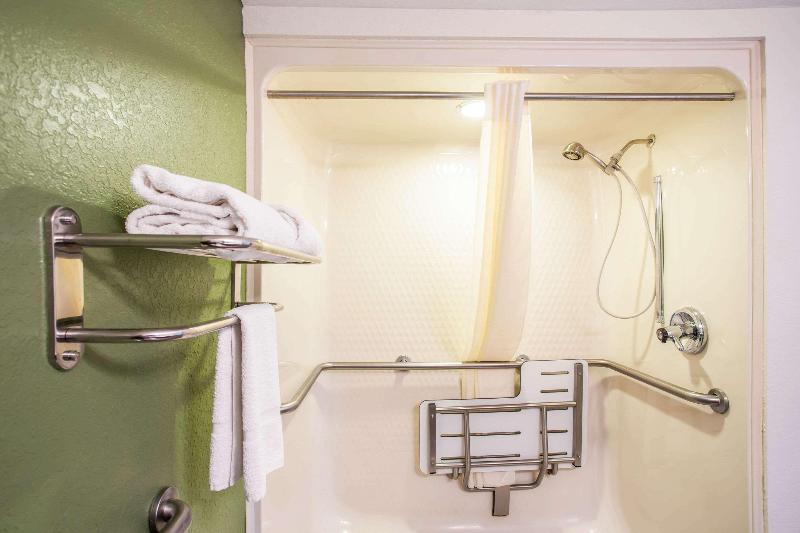 Quality Inn Kansas City International Airport image
