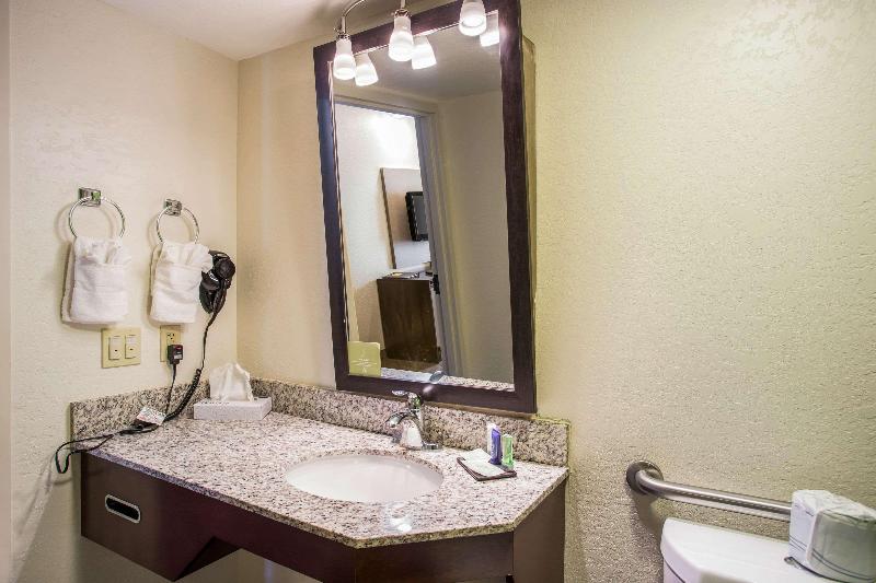 Quality Inn Kansas City International Airport image