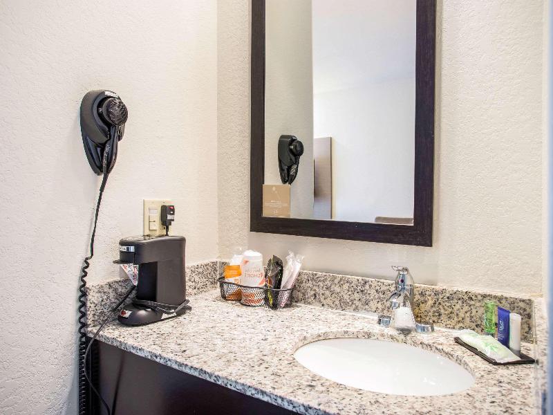 Quality Inn Kansas City International Airport image