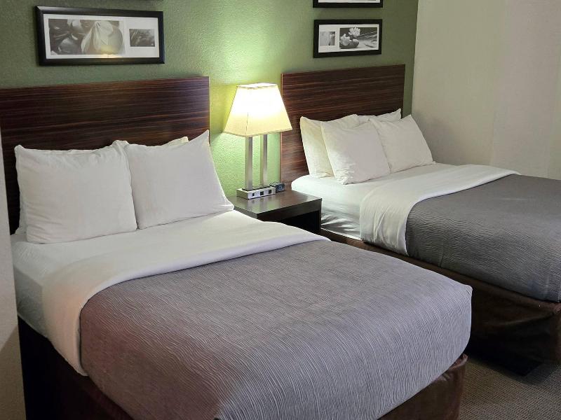 Quality Inn Kansas City International Airport image