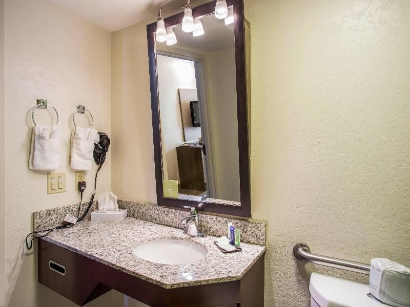 Quality Inn Kansas City International Airport image