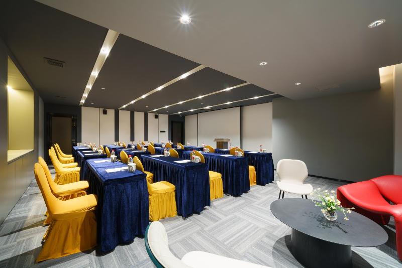 Ibis Hotel (Maoming Cultural Square) image