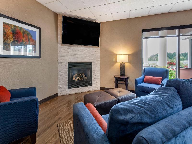 Comfort Suites (Escanaba) image