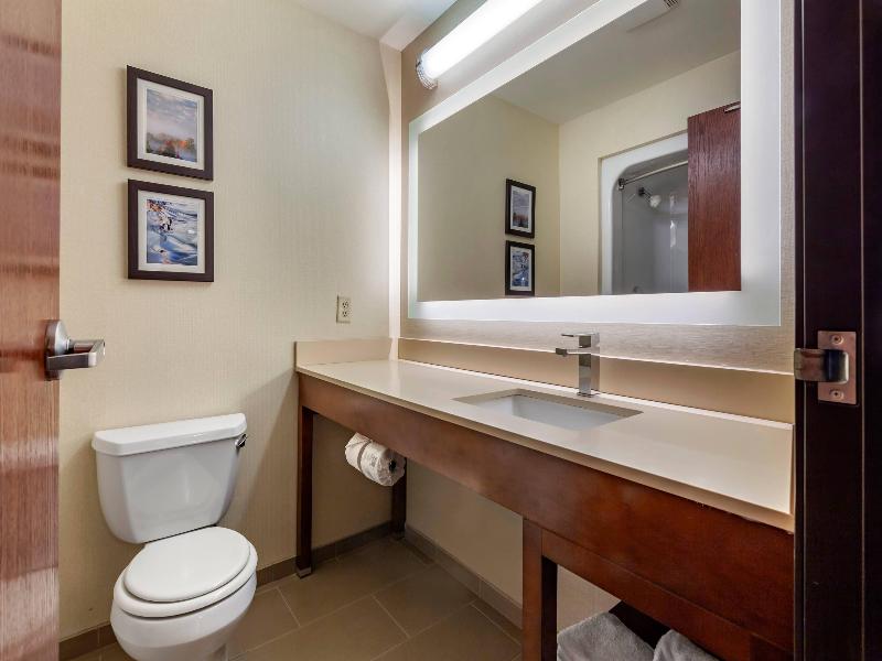 Comfort Suites (Escanaba) image