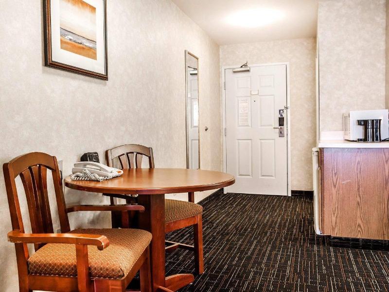 Comfort Suites (Independence) image