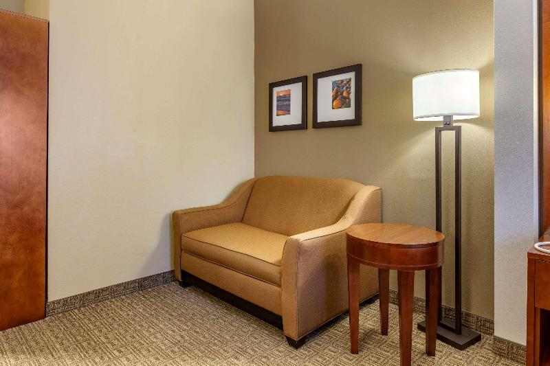 Comfort Suites Marquette image