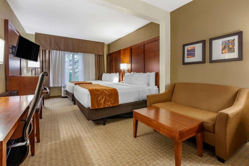 Comfort Suites Marquette image