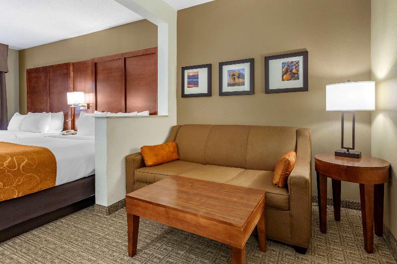 Comfort Suites Marquette image