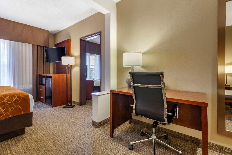 Comfort Suites Marquette image