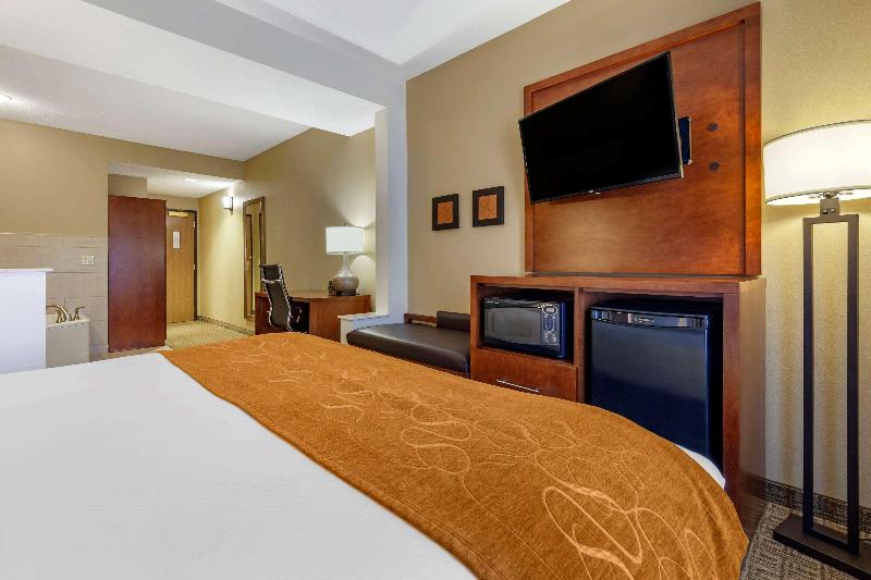 Comfort Suites Marquette image