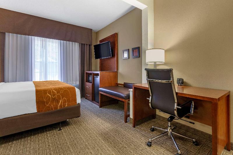 Comfort Suites Marquette image