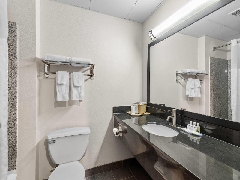 Quality Suites Stratford image