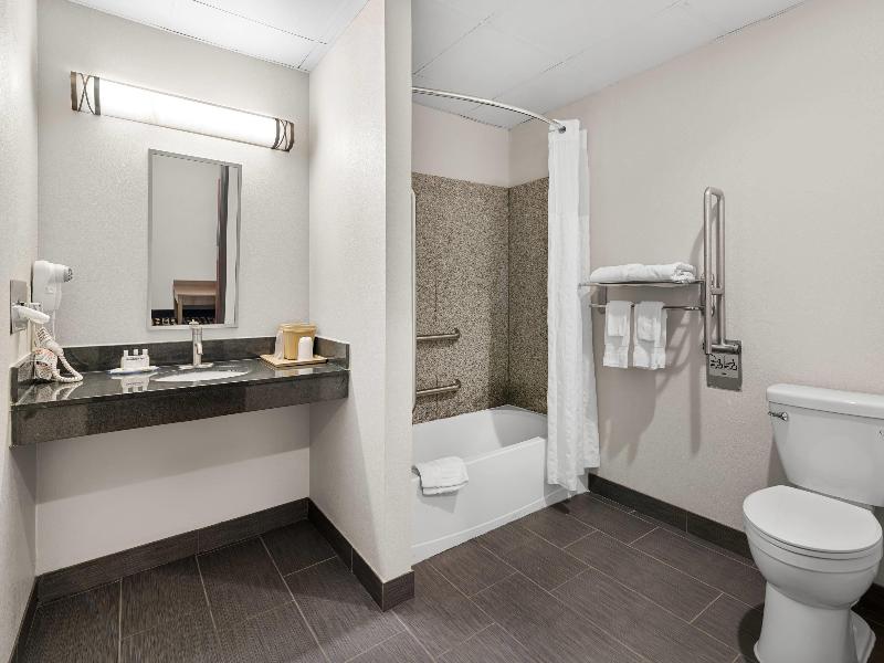 Quality Suites Stratford image