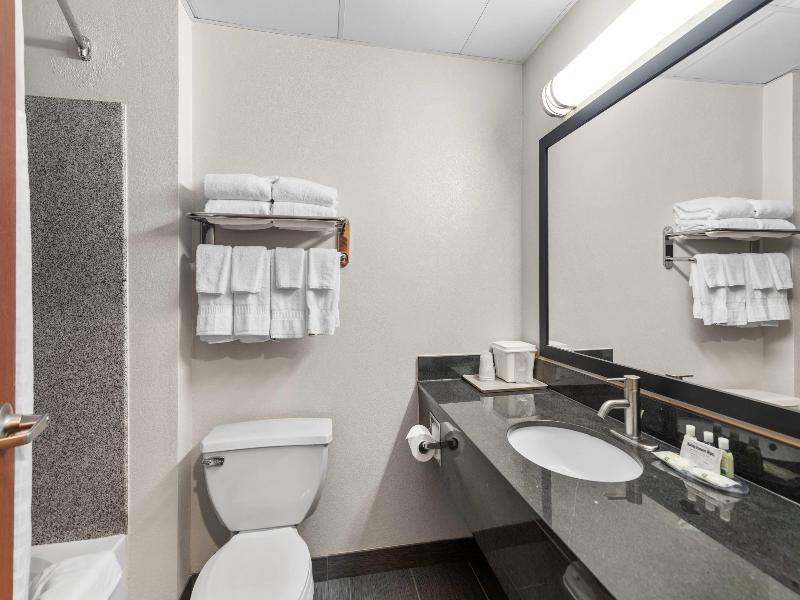 Quality Suites Stratford image