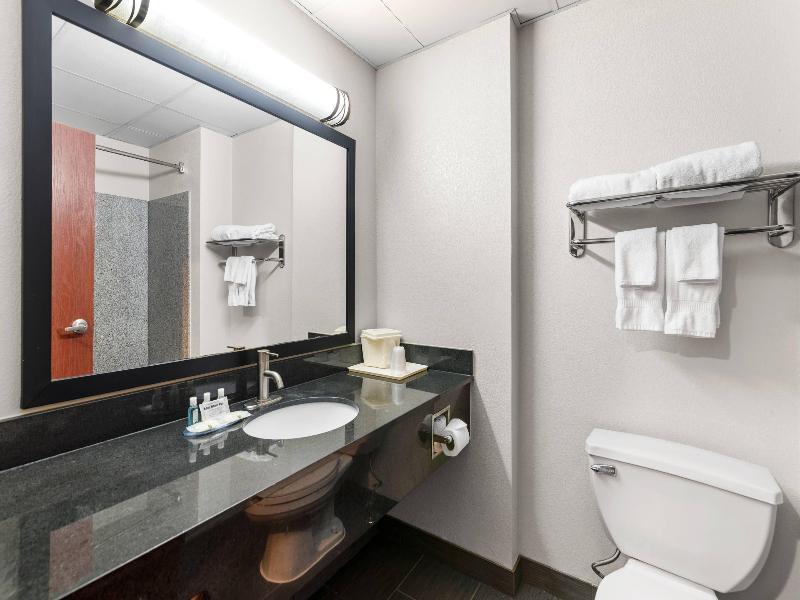 Quality Suites Stratford image